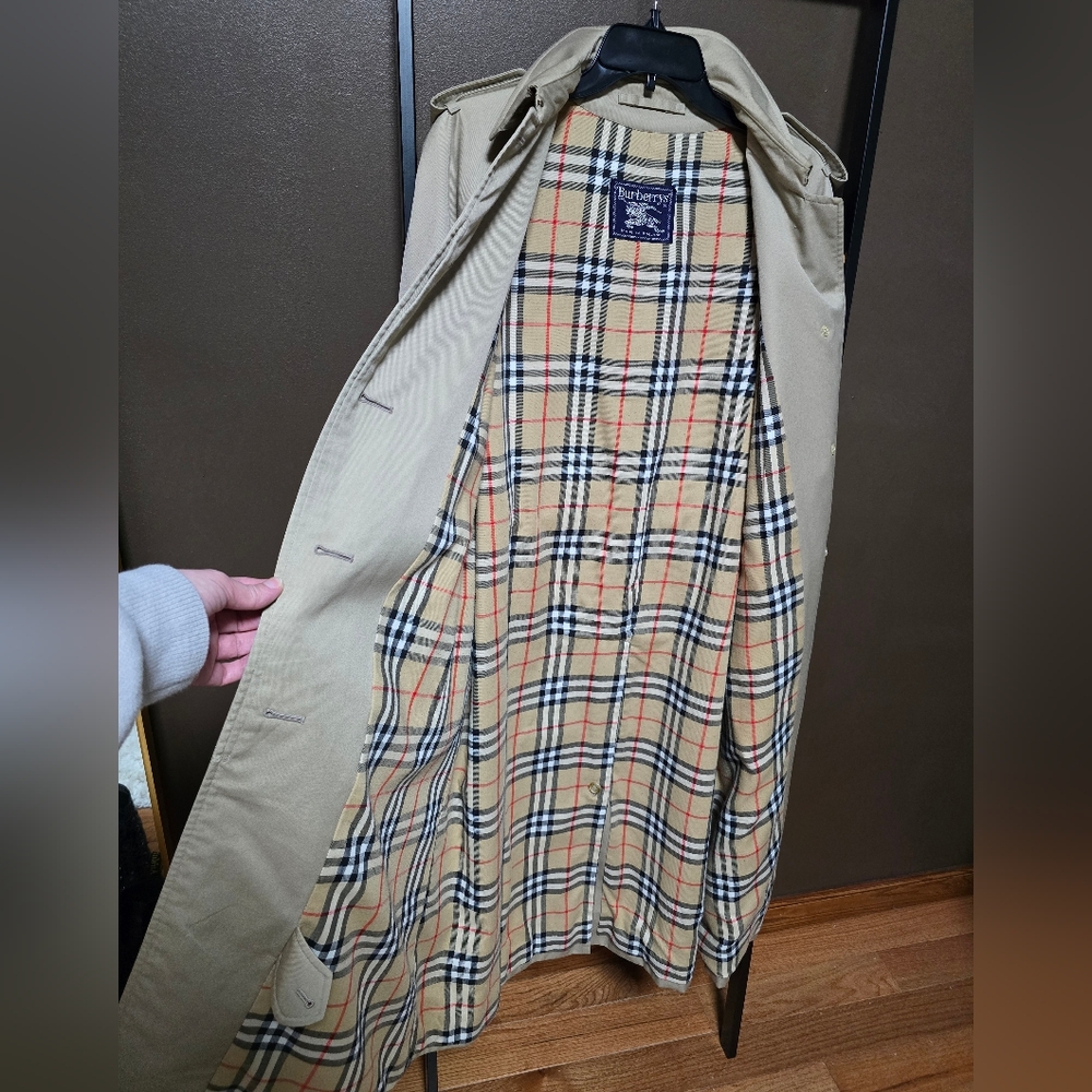 Vintage Burberry Classic Beige Trench Coat with Nova Check Lining - Picture 4 of 13